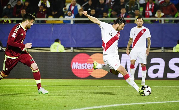 Football: Peru keep hopes alive