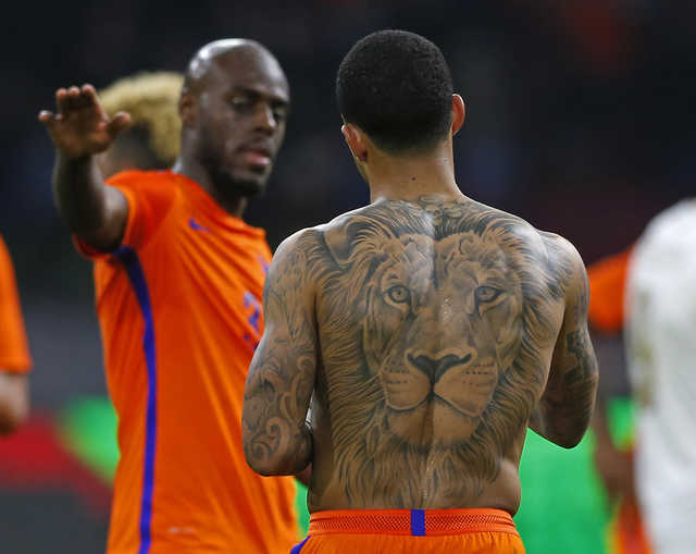 Why does Memphis Depay have a lion tattoo on his back Netherlands stars  artwork took 24 hours to create with King of the Jungle featuring at  World Cup