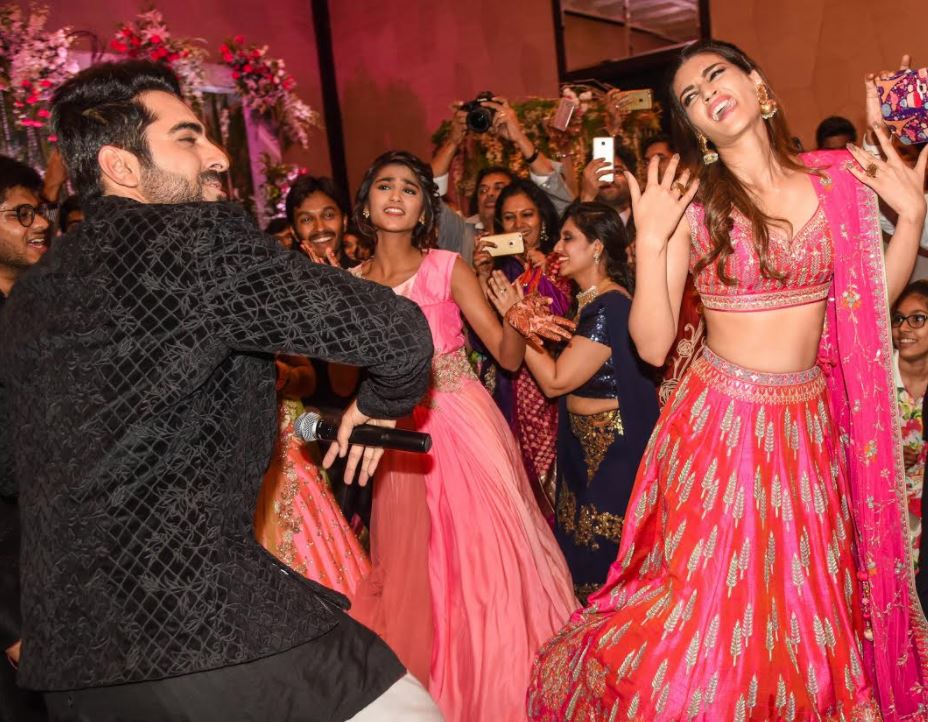Bollywood In Pictures Ayushman Khurana , Kriti Sanon gatecrash a wedding function