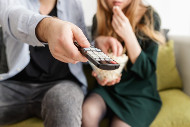 watching tv while snacking increases risk of heart disease