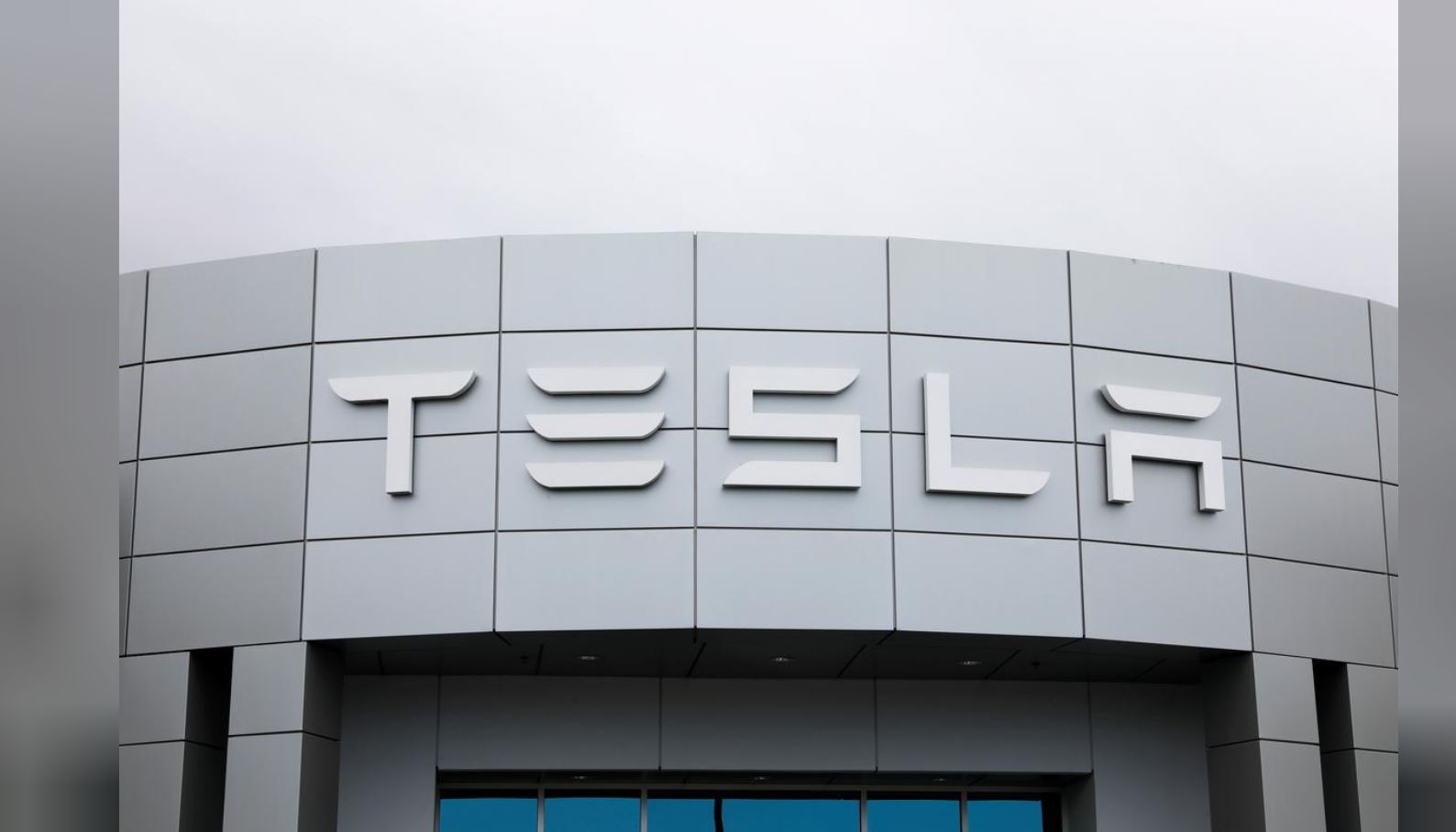 Motoring Tesla plans battery manufacturing facility under project