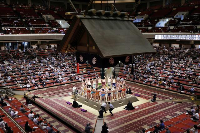 Sumo Fans Other Sports: Face-masked fans attend first day of sumo in five months
