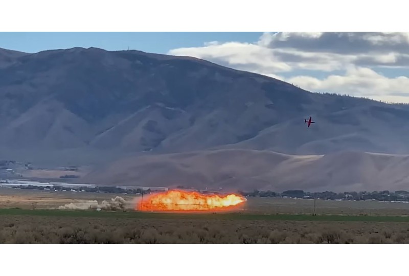 OMG: VIDEO: Pilot dies in jet crash during Reno air races
