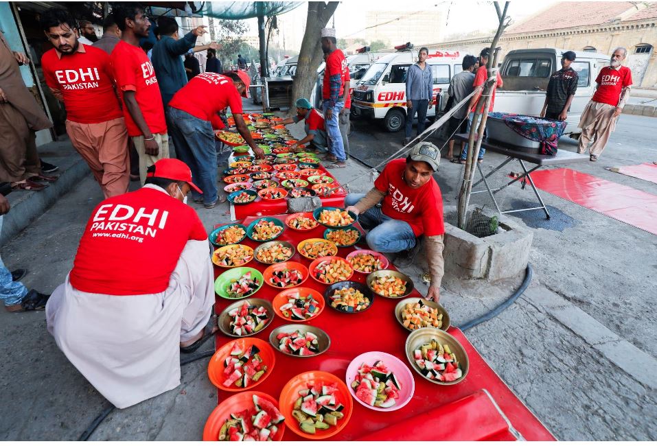 World News Deadly chaos as Pakistanis scramble for scarce donations