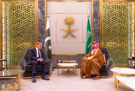 Saudi Crown Prince receives Pakistani Prime...
