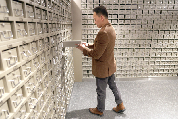 International Business: Gold prices climb to fresh record high