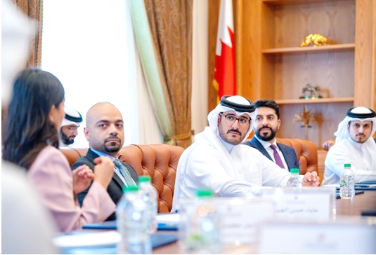 Shaikh Isa meets fellowship participants
