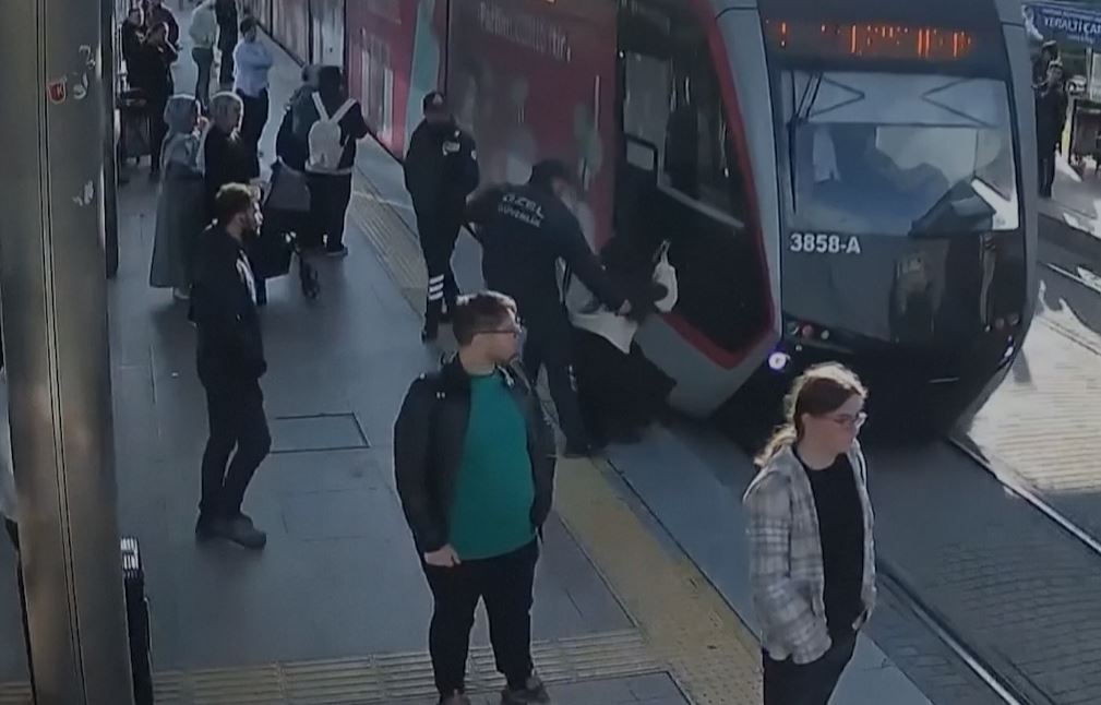 OMG: Security guard saves woman from path of oncoming tram in Türkiye