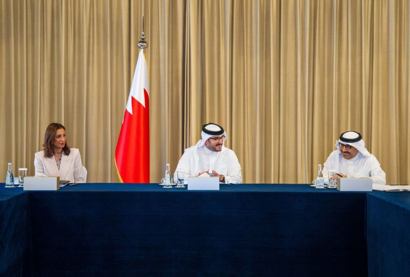 Shaikh Isa chairs education charitable trust board meeting