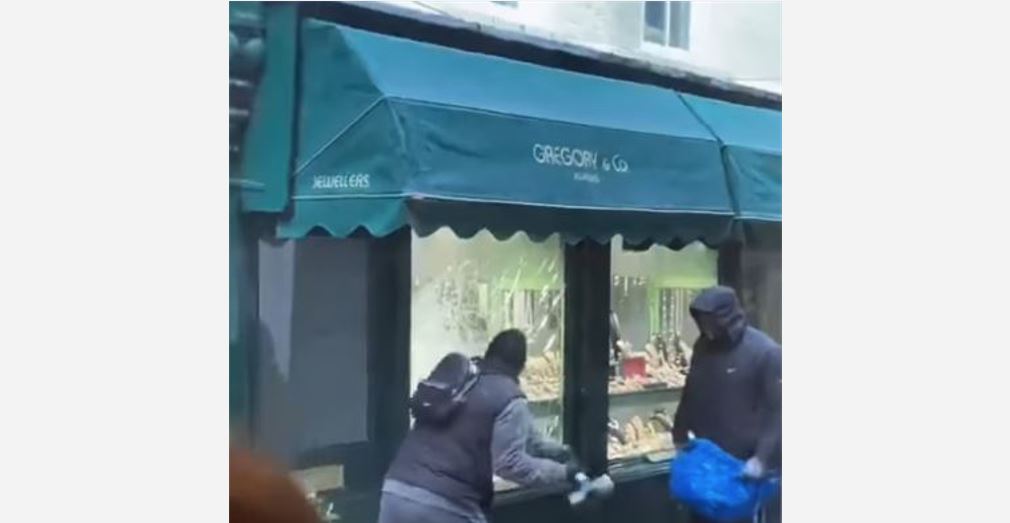 World News : Hammer - wielding thugs rob jewellery shop in London