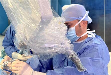 SQU Hospital conducts Oman’s first surgery using...
