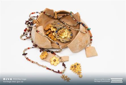 Ancient 100-piece gold jewellery set from Abbasid...