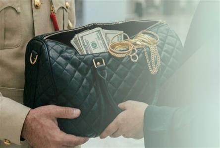 Dubai Police returns bag containing $20,000...