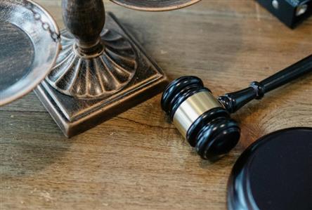 Delivery driver stands trial over narcotics...