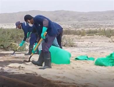 Omani authorities clean up oil spill from sunken...