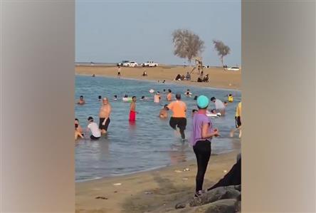 Alert lifeguard saves drowning child in Jeddah...